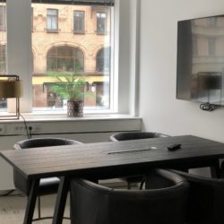 Litet funktionellt mötesrum på kontorshotellet
