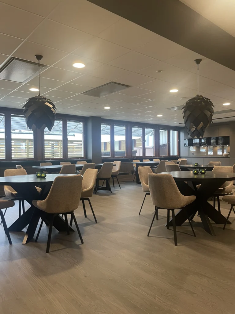 Köket med fönster mot terass