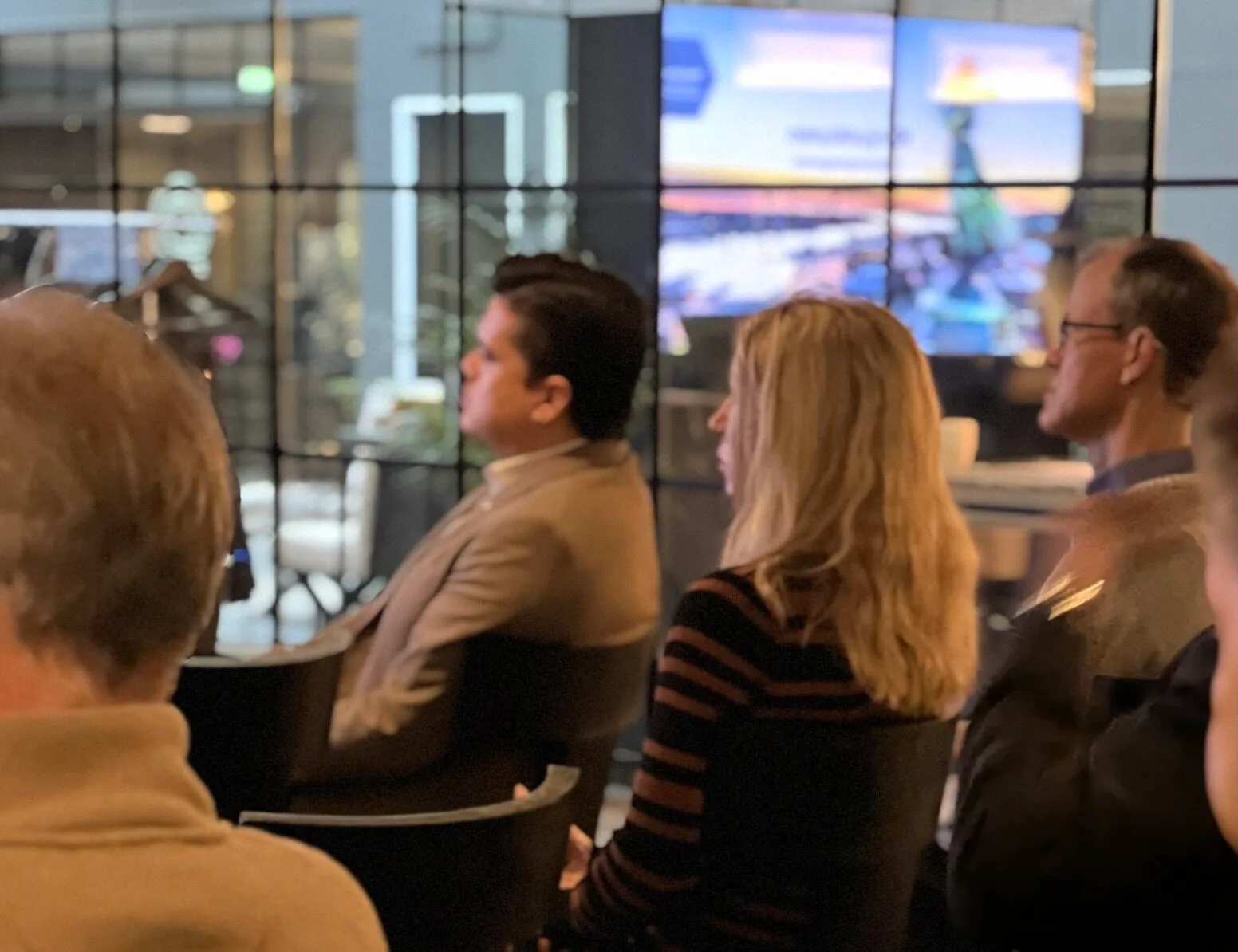 Åhörare på FrukostAkademien på Arkipelagens kontorshotell i Sisjön.