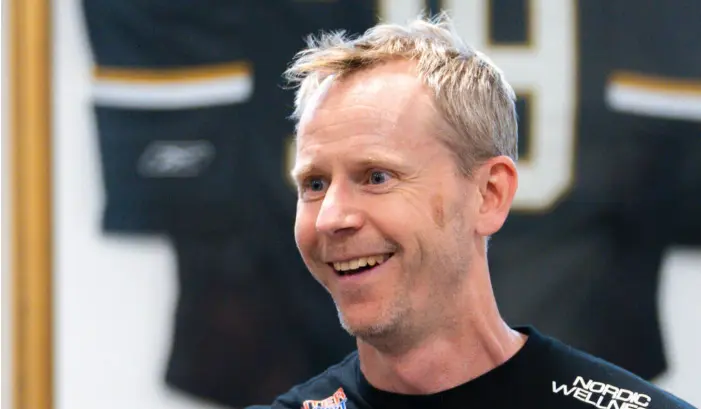 Robert Ohlsson föreläser på FrukostAkademien på Arkipelagens kontorshotell i Sisjön.